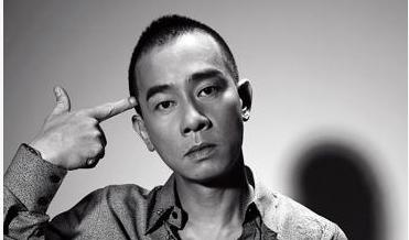 陈小春最新发型图片，小巷深处的时尚探索