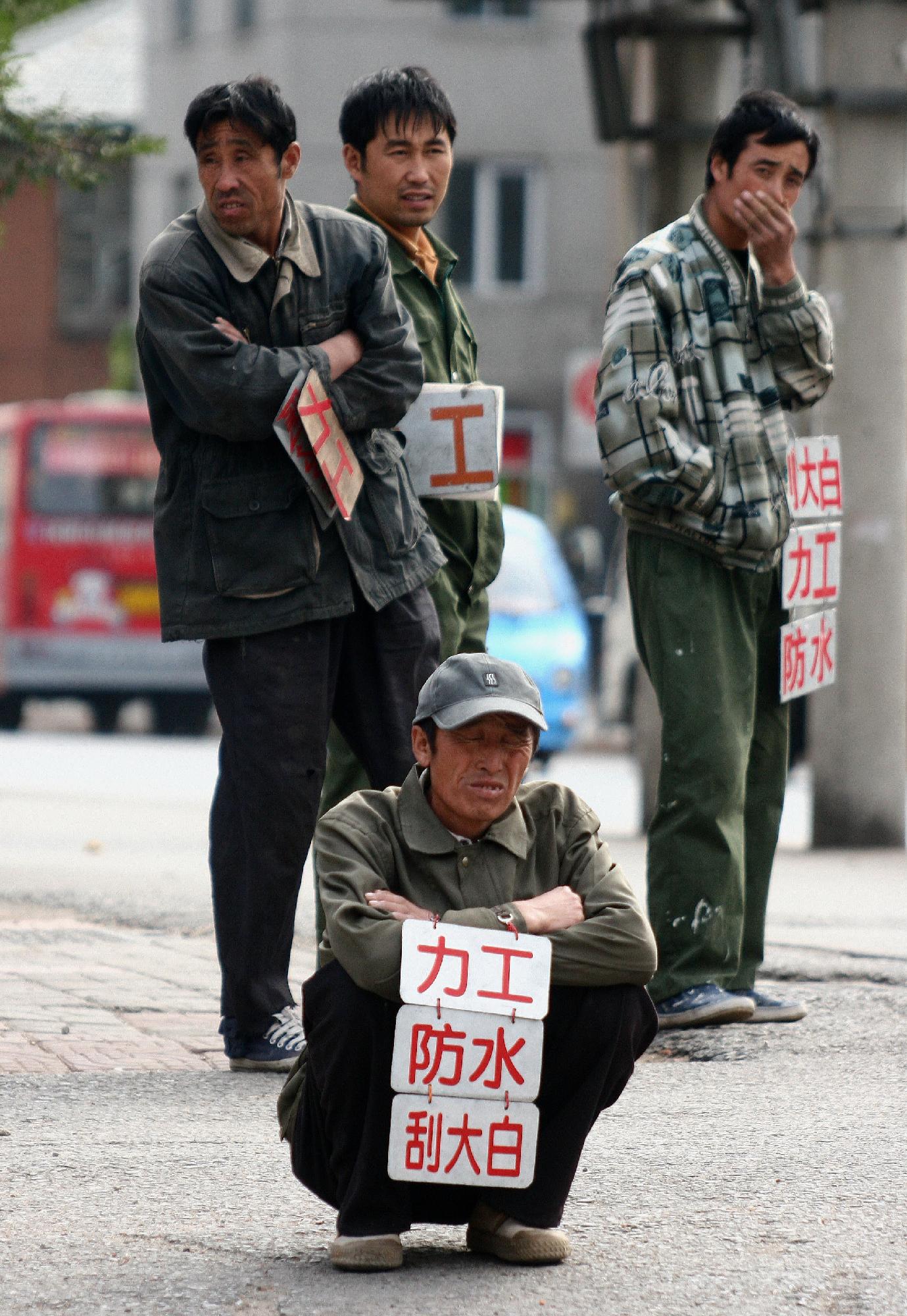 农民工从辛勤劳动者到职业背债人的转变之路，误入歧途的背后故事