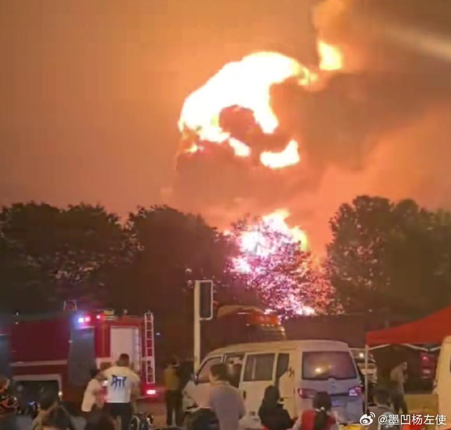 成都空地燃油车燃爆事件，震撼瞬间引发深思