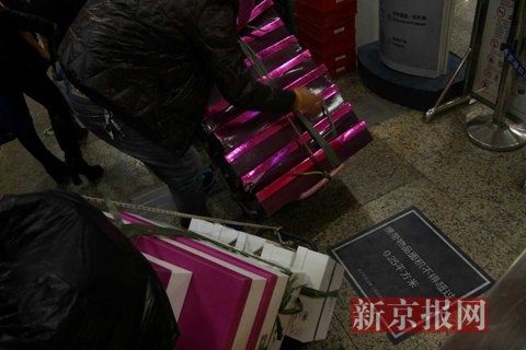 地铁站旁通道无人看管行李箱引发城市思考