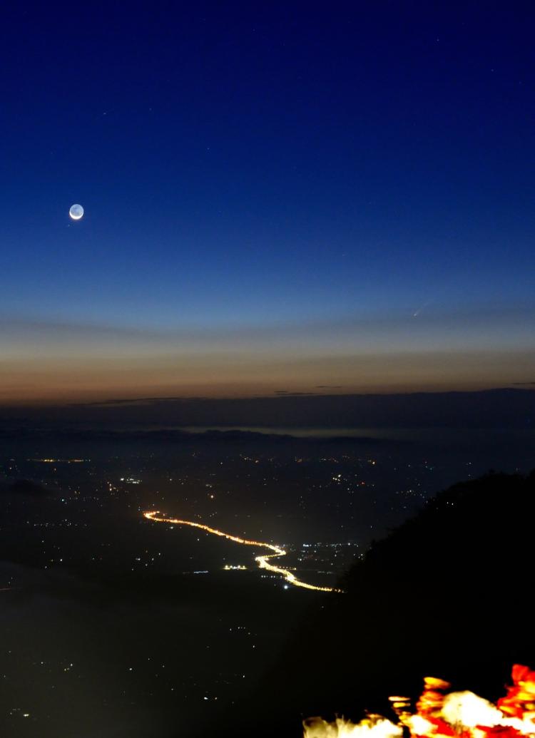 彗星划过夜空，罕见天文奇观，今晚日落时欣赏六万年一遇的彗星