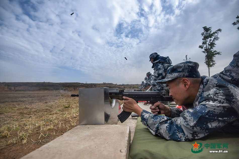 新学员首次实弹射击考核现场直击