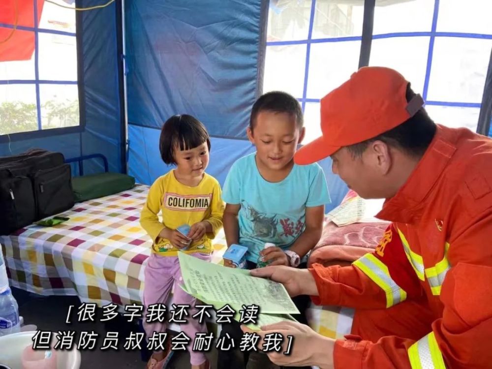 一岁弟弟家门口接三岁姐姐放学，小小英雄的励志等待与成长之路