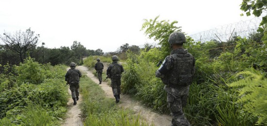 朝鲜炸毁朝韩间道路引发边境冲突紧张局势分析，韩军开枪警告的背后原因及影响