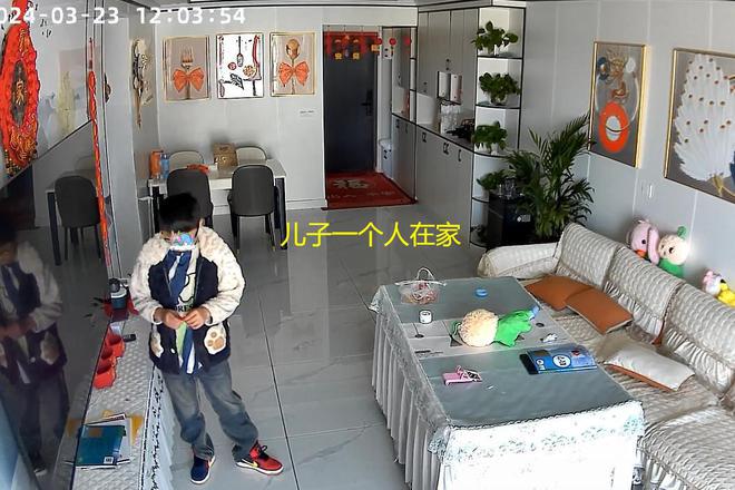 女子电梯被困一天一夜，意外发现小巷独特小店