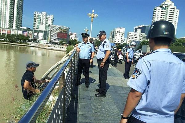 前沿科技助力！民警合力救下跳桥男子瞬间展现科技救援力量