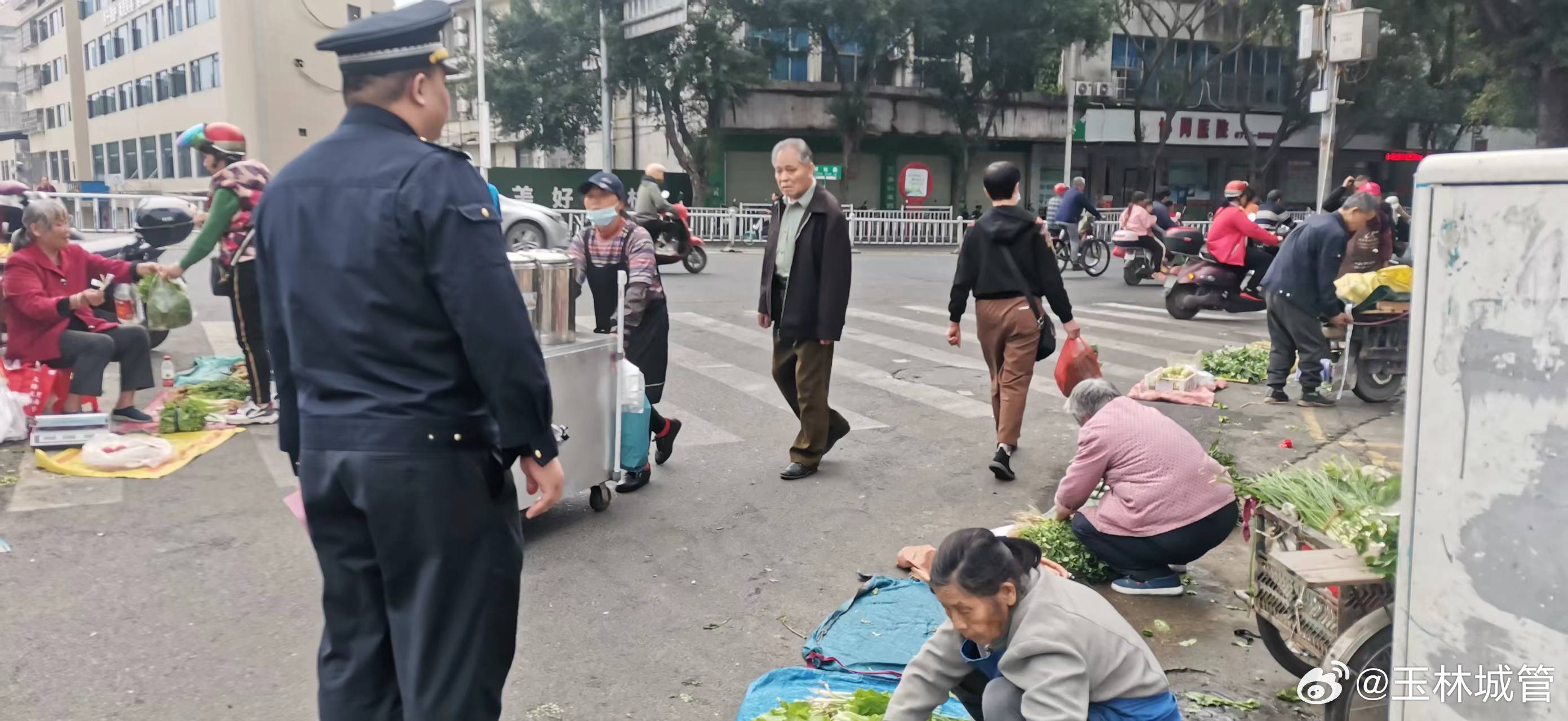 夫妻马路摆摊遭遇劝离，执法者与摊贩的交织故事