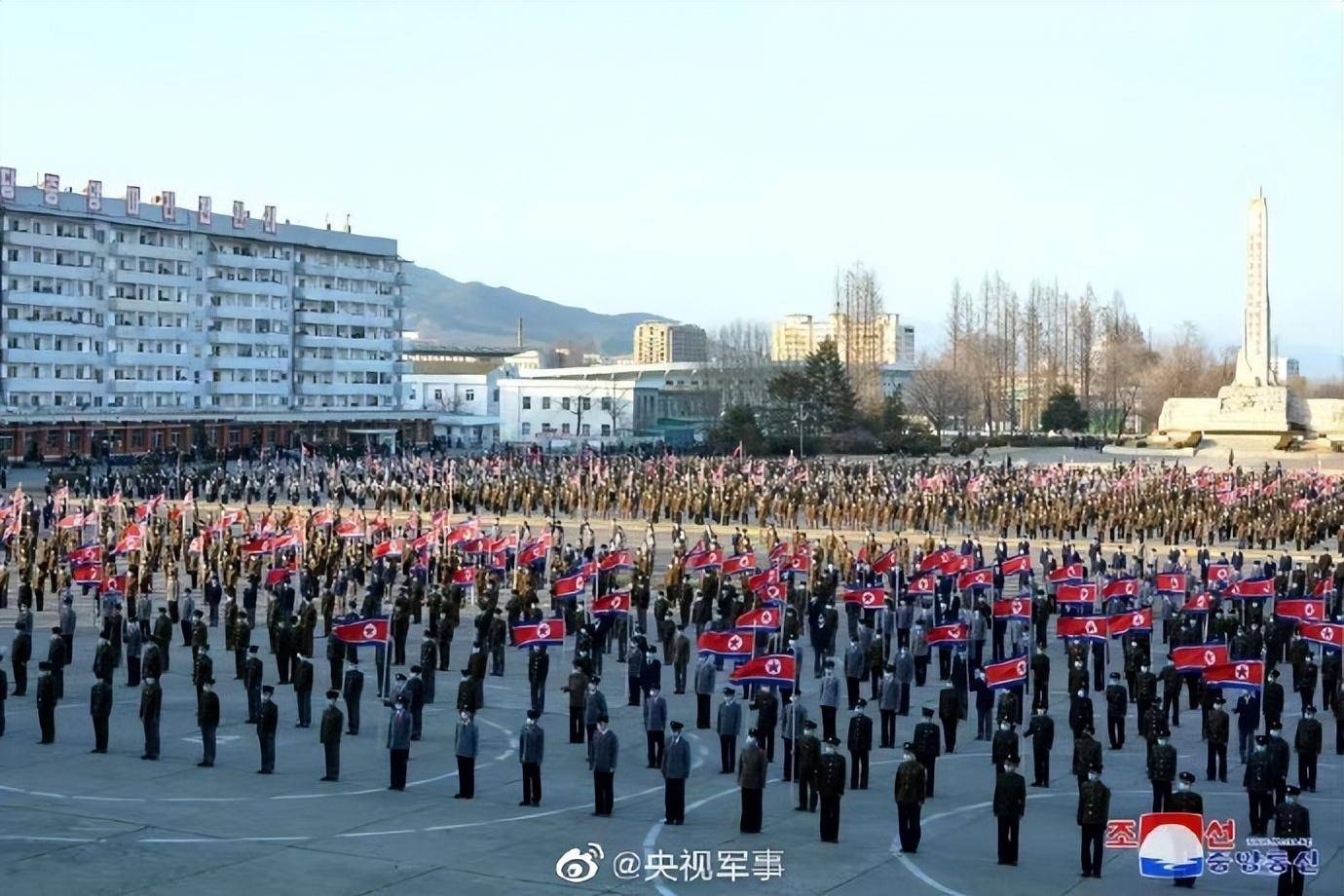 青春的选择与小巷深处的独特风味，朝鲜青年报名参军与复队热潮