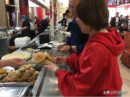 全自动烧饼机，小巷美食秘境的新宠探索