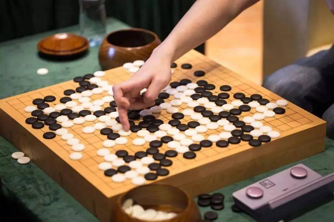 新浪围棋棋谱最新更新，棋逢对手，情感交流暖人心