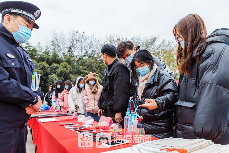 最新地板砖铺贴视频，温馨家居翻新与友情铺展的秘籍