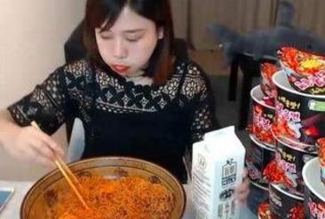 吃货密子君探索小巷美食宝藏，最新隐藏美食视频揭秘